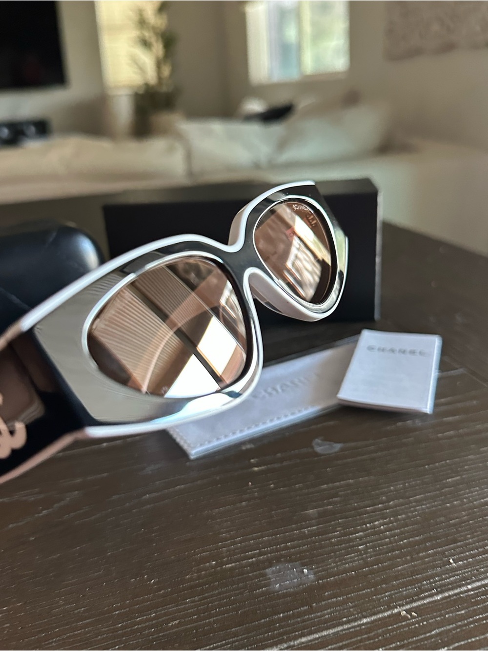 CHANEL Black and White Cat-Eye Sunglasses with Brown Lenses - Picture 4 of 7